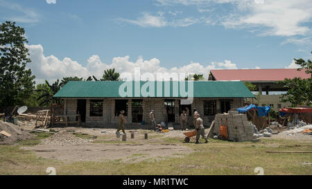 Militari statunitensi, Esercito Australiano e le forze armate delle Filippine i membri del servizio Prepararsi a versare cemento durante la costruzione di un edificio comunitario durante Balikatan 2017 in Ormoc City, Leyte, Aprile 29, 2017. Tecnici e ingegneri provenienti da tre nazioni hanno lavorato insieme per costruire nuove aule Margen a scuola elementare a Ormoc City. Balikatan è un annuale U.S.-Philippine bilaterale di esercitazione militare incentrato su una varietà di missioni, comprese la fornitura di assistenza umanitaria e di soccorso in caso di catastrofe, la lotta contro il terrorismo e altri combinati di operazioni militari. (U.S. Air Force photo by Staff Sgt. Peter Reft) Foto Stock