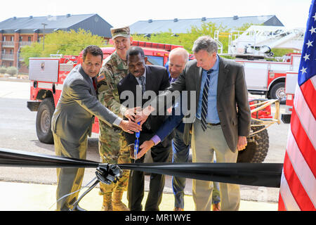 Il Mag. Gen. Scott D. Berrier, comandante generale, U.S. Army Intelligence Center di eccellenza e Fort Huachuca, unisce direttore f.f. del Bureau of Land Management Mike Nedd (centro) nel taglio del nastro la cerimonia di apertura ufficialmente la nuova base operativa per la BLM Aravaipa del veterano lotta antincendio equipaggio a Fort Huachuca, Arizona Aprile 28. Nella foto da sinistra a destra sono BLM Arizona stato Direttore Raymond Suazo, Berrier, Nedd, BLM Gila District Manager Scott Feldhausen e BLM Assistente Direttore, Fuoco e aviazione Ron Dunton. Foto Stock