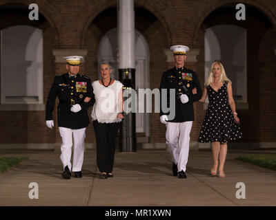 Marine Barracks Washington funge da centro cerimoniale del corpo dei Marines degli Stati Uniti e ospita sfilate serali ufficiali per illustri visitatori. L'immagine d'archivio registra che i dirigenti senior procedono lungo la passeggiata del centro durante un evento formale di parata all'8° e io Foto Stock