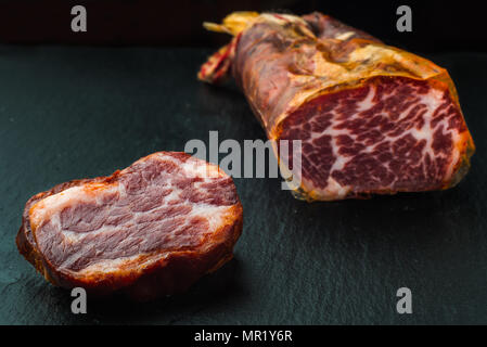Deliziosa carne di maiale iberico lombata su sfondo nero Foto Stock