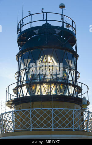 Lente di faro di giorno con il sole che splende anche se a Sumburgh Lighthouse nel sud continente delle Shetland Foto Stock