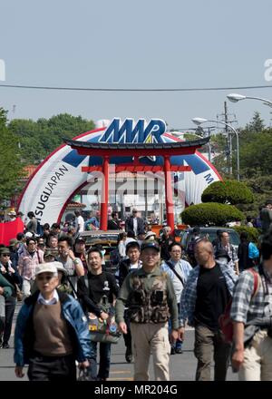 170429-N-JD834-017 NAVAL AIR FACILITY Atsugi, Giappone (29 aprile 2017) i visitatori passano attraverso l'ingresso alla Naval Air Facility (NAF) Atsugi annuali di primavera Fest evento. La base aperta festival attira l attenzione in eccesso di 65.000 visitatori ogni anno. Atsugi NAF ha ospitato base aperta comunità amicizia eventi per quasi trenta anni come un mezzo per costruire legami più stretti e comprensione per le comunità intorno alla base e di tutto il Giappone. (U.S. Foto di Marina di Massa lo specialista di comunicazione 2a classe Michael Doan/rilasciato) Foto Stock