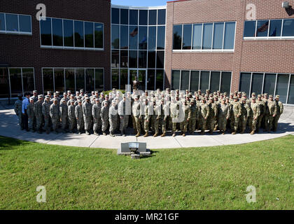 L'Esercito e Air National Guard senior leader arruolato raccogliere fuori Patriot Hall all'I.G. Brown della formazione e dell'istruzione centro, 3 maggio 2017, in Tennessee dell'est, per una fotografia come un giunto arruolato consiglio consultivo. Il JEAC incontrato alla TEC questa settimana per lavorare insieme, come pure nel loro organo di gruppi e di coordinare gli sforzi per arruolato membri di guardia. (U.S. Air National Guard foto di Master Sgt. Mike R. Smith) Foto Stock