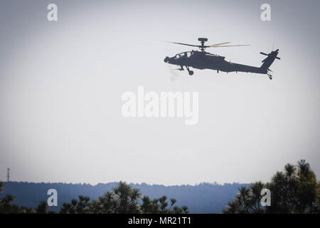 Un AH-64D Apache elicottero 1 Attacco Battaglione di ricognizione, 82a combattere la Brigata Aerea incendi più 30 mm tornate da un M230 Chain Gun per la precisione nel supporto del 3° Brigata Combat Team per un giunto bracci combinata Live Fire esercitare sulla Fort Bragg, N.C., 2 maggio. (U.S. Esercito foto di Sgt. Steven Galimore) Foto Stock