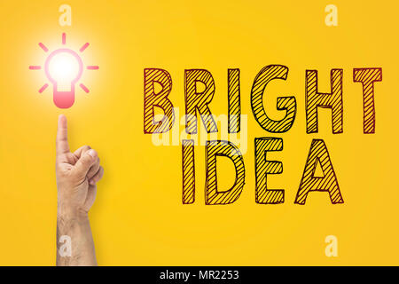 Brillante idea in mano. Puntare il dito su una lampadina. Concetto di nuova idea Foto Stock