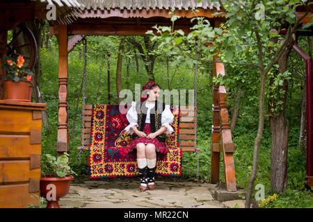 Ritratto di una giovane e bella donna che indossa tradizionale Rumena vestiti, in Maramures Foto Stock