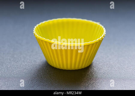 Colorful cupcake stampi di silicone sull'azzurro sfondo legno Foto Stock