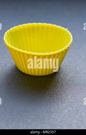 Colorful cupcake stampi di silicone sull'azzurro sfondo legno Foto Stock