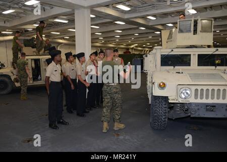 PORT EVERGLADES, Fla. - Marines spiegare il valore dell'Up-Armored Humvee per i membri della Comunità il 2 maggio 2017, durante il ventisettesimo flotta annuale Settimana Port Everglades. Quest'anno la settimana della flotta è maggio 1-7 e coinvolge non solo visite guidate di più navi entro la marina e la Guardia Costiera della flotta, ma anche di più i rapporti della comunità eventi da includere visite per le scuole, ospedali visite e altri impegni in tutta la zona circostante Port Everglades. Più di un centinaio di Marines con II Marine forza expeditionary fuori di Camp Lejeune, N.C., partecipano a eventi. (U.S. Marine Corps photo by SSgt. Reb Foto Stock