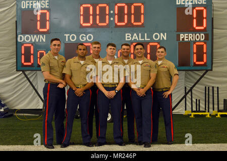 DAVIE, Fla. -- Marines, marinai e la costa guardie visita il Dolphings Training Camp in Davie, Fla., 3 maggio 2017. Essi sono stati invitati a fare un giro della struttura come parte della ventisettesima edizione della Settimana della flotta Port Everglades. Più di 1.500 membri del servizio partecipano alla Settimana della flotta. (U.S. Marine Corps photo by Staff Sgt. Rebekka S. Heite/rilasciato) Foto Stock