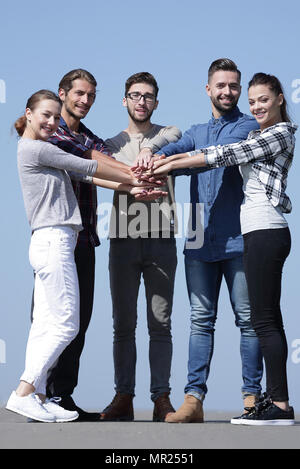 Un gruppo di giovani mostra la loro unità. Foto Stock