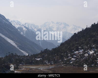 Lachen e villaggio Lachung ,il Sikkim India , 14 aprile 2013 : piccolo villaggio sulla collina di Himalaya Mountain, Sikkim Membro, India Foto Stock