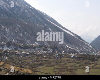 Lachen e villaggio Lachung ,il Sikkim India , 14 aprile 2013 : piccolo villaggio sulla collina di Himalaya Mountain, Sikkim Membro, India Foto Stock