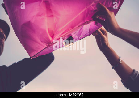 Rosa lanterna cinese pronto a volare per realizzare i sogni per un bel paio di uomo e donna insieme per sempre Foto Stock