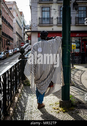 Un uomo sul largo de Camoes di Lisbona, in Portogallo. Foto Stock