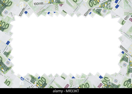 Un centinaio di banconote in euro utilizzato come un telaio, con spazio vuoto. Telaio di denaro delle banconote in euro isolati su sfondo bianco. copia spazio. posto per te Foto Stock