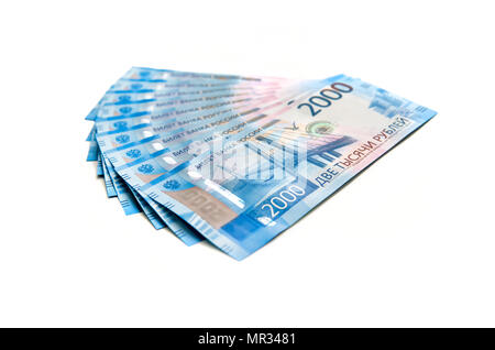 Pack di nuove fatture vale la pena due mila rubli su bianco isolato sfondo. 18.000 rubli su uno sfondo bianco. Isolato di banconote. Foto Stock
