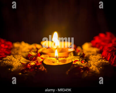 Felice Diwali - Diya lampade accese con fiori durante il Diwali celebrazione. Foto Stock