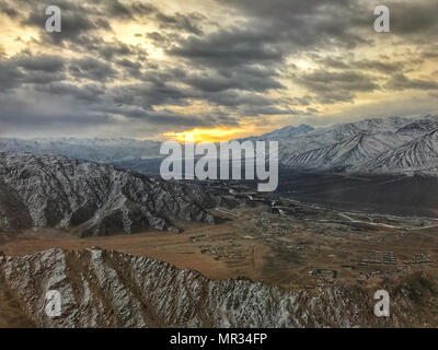 Primi raggi di sole sulla città di Leh. Sunrise è uno dei più raffinati momento naturale in cui tutti si dimentica lo stress e i cattivi giorni di routine. Foto Stock