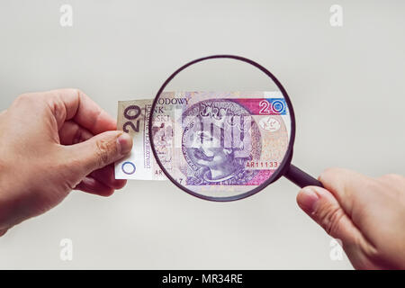 Expert con lente di ingrandimento controlli di denaro sospetti. cerca di filigrane sulla carta delle fatture false. lente di ingrandimento, Magnifier, lente di ingrandimento, magn Foto Stock