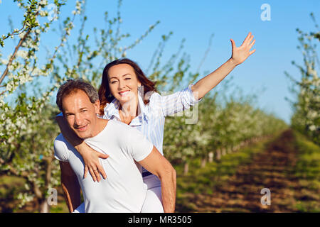 Un giovane è camminare nel parco in estate. Foto Stock