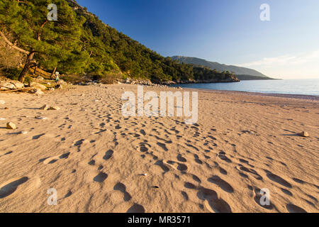 Colorato alba mediterranea sul mare con onde bianco vicino alla riva di sabbia Foto Stock