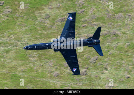 Hawk T2 volando attraverso il loop di Mack Foto Stock