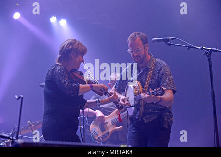 Shooglenifty sono una scozzese di Edimburgo-in base a sei pezzo Celtic fusion band, che tour internazionale. Foto Stock