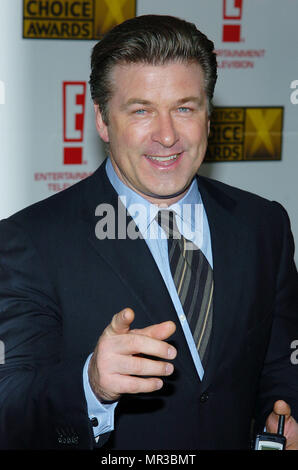 Alec Baldwin arrivando alla nona edizione critica' Choice Awards presso il Beverly Hills Hotel di Los Angeles. Gennaio, 10, 2004. BaldwinAlec002 Red Carpet Event, verticale, STATI UNITI D'AMERICA, industria cinematografica, celebrità, fotografia, Bestof, arte cultura e intrattenimento, Topix celebrità moda / Verticale, meglio di, evento nella vita di Hollywood - California, moquette rossa e dietro le quinte, USA, industria cinematografica, celebrità, movie celebrità, personaggi televisivi, musica celebrità, fotografia, Bestof, arte cultura e intrattenimento, Topix, headshot, verticale, una persona, dall'anno , 2003, inchiesta tsuni@Gamma-USA.com Foto Stock