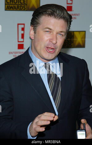 Alec Baldwin arrivando alla nona edizione critica' Choice Awards presso il Beverly Hills Hotel di Los Angeles. Gennaio, 10, 2004. BaldwinAlec003 Red Carpet Event, verticale, STATI UNITI D'AMERICA, industria cinematografica, celebrità, fotografia, Bestof, arte cultura e intrattenimento, Topix celebrità moda / Verticale, meglio di, evento nella vita di Hollywood - California, moquette rossa e dietro le quinte, USA, industria cinematografica, celebrità, movie celebrità, personaggi televisivi, musica celebrità, fotografia, Bestof, arte cultura e intrattenimento, Topix, headshot, verticale, una persona, dall'anno , 2003, inchiesta tsuni@Gamma-USA.com Foto Stock