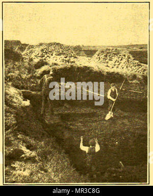 1915 il taglio di torba nel pantano di Allan, Irlanda Foto Stock