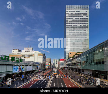 Bellissima vista dell'area intorno alla Stazione di Shinjuku a Tokyo in Giappone, illuminata da una soleggiata giornata di luce del pomeriggio Foto Stock