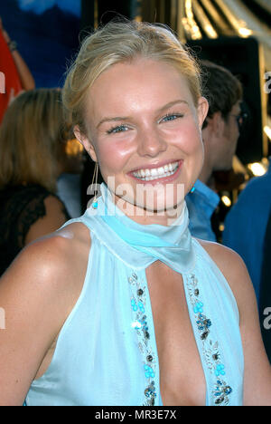 Kate Bosworth arrivando al Blue Crush premiere presso l'Anfiteatro universale a Los Angeles. Il 8 agosto 2002. BosworthKate20 Red Carpet Event, verticale, STATI UNITI D'AMERICA, industria cinematografica, celebrità, fotografia, Bestof, arte cultura e intrattenimento, Topix celebrità moda / Verticale, meglio di, evento nella vita di Hollywood - California, moquette rossa e dietro le quinte, USA, industria cinematografica, celebrità, movie celebrità, personaggi televisivi, musica celebrità, fotografia, Bestof, arte cultura e intrattenimento, Topix, headshot, verticale, una persona, dall'anno , 2002, inchiesta tsuni@Gamma-USA.com Foto Stock