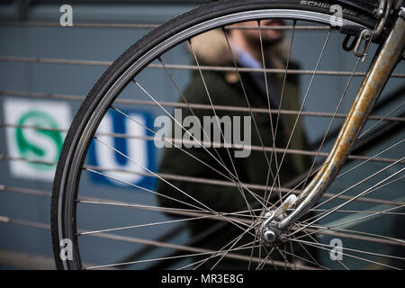 Dettaglio della ruota di bicicletta parcheggiata fuori da una stazione della metropolitana di Berlino, Germania. Foto Stock