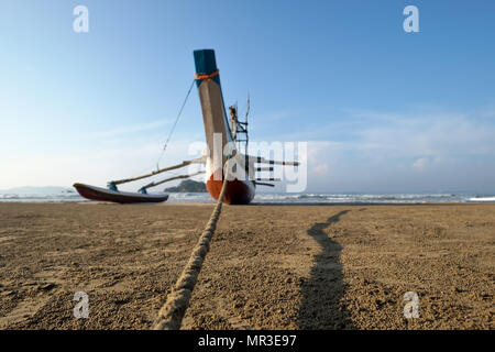 Il governo dello Sri Lanka di pesca tradizionali catamarani. Sulla spiaggia sabbiosa. Foto Stock