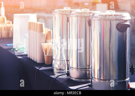 Caffè, tazze sul tavolo di catering a orizzontale di conferenza Foto Stock