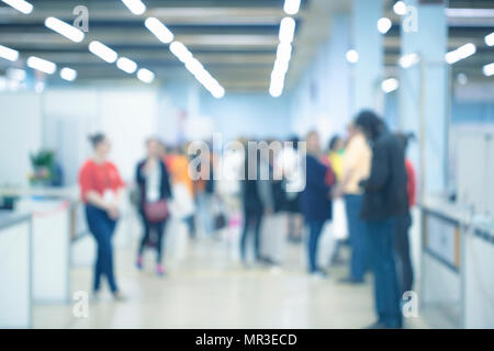 Abstract offuscata la gente a piedi in centro per lo shopping Foto Stock