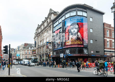 London, Regno Unito - Aprile 2018: Queens Theatre, West End Theatre si trova a Shaftesbury Avenue di eseguire la produzione attuale di Les Misérables Foto Stock