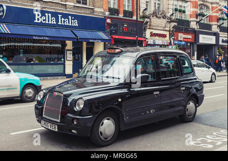 London, Regno Unito - Aprile 2018: London taxi guidato su Shaftesbury Avenue, una delle strade principali nel West End di Londra vicino a Piccadilly Circus Foto Stock