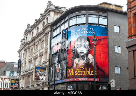 London, Regno Unito - Aprile 2018: Queens Theatre, West End Theatre si trova a Shaftesbury Avenue di eseguire la produzione attuale di Les Misérables Foto Stock