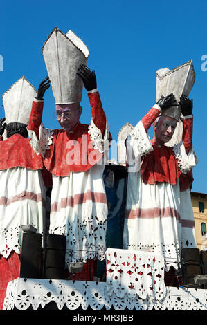 Viareggio, 26 febbraio 2012, la sfilata dei carri allegorici sul lungomare Foto Stock