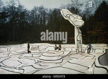 Jardin d'Émail (1974), da artista francese Jean Dubuffet; Kröller-Müller Museum (Otterlo, Paesi Bassi). Jean Philippe Arthur Dubuffet (31 luglio 1901 - 12 Maggio 1985) era un francese di pittore e scultore. Foto Stock