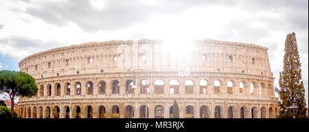 Vista del Colosseo di Roma con il sole in controluce Foto Stock
