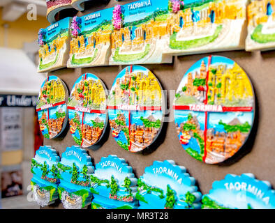 Magnetico souvenir di viaggio di Taormina in Sicilia, Italia Foto Stock