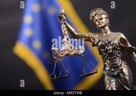 Il diritto e la giustizia, il concetto di legalità, bilancia della giustizia, Lady giustizia davanti la bandiera dell'Unione europea in background. Foto Stock