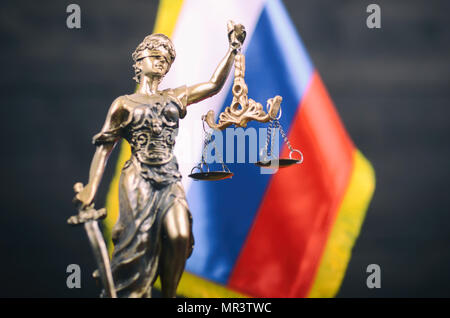 Il diritto e la giustizia, il concetto di legalità, bilancia della giustizia, Lady giustizia davanti alla bandiera russa in background. Foto Stock