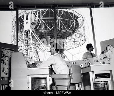 Fotografia di un radiotelescopio in sala di controllo. Un radiotelescopio è un settore specializzato in antenna e ricevitore radio utilizzato per la ricezione di onde radio da radio astronomico fonti nel cielo in radio astronomia. In data xx secolo Foto Stock