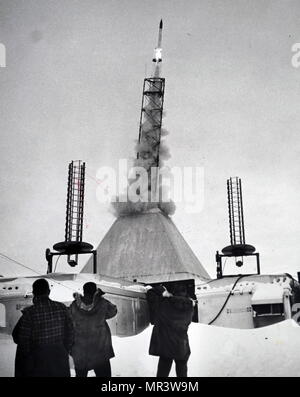 Fotografia scattata durante il lancio del razzo Aerobee, una piccola sottorbitale libera razzo sonda utilizzata per alta pressione atmosferica e radiazione cosmica la ricerca negli Stati Uniti. In data xx secolo Foto Stock