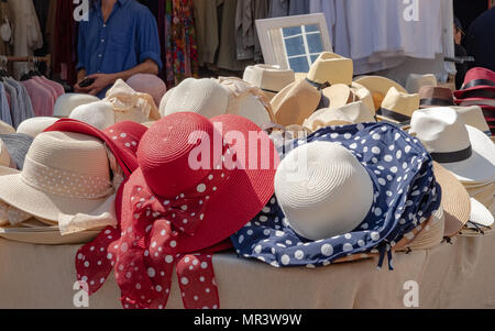 Selezione di donna cappelli estivi insieme con alcuni uomini cappelli visti al mercato in stallo un famoso mercato. Foto Stock