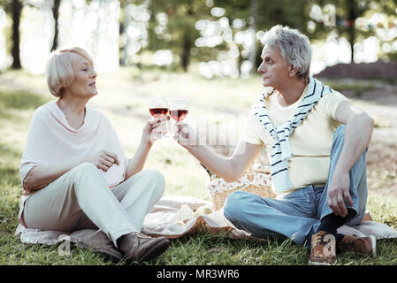 Amare giovane di trascorrere del tempo insieme nel parco Foto Stock